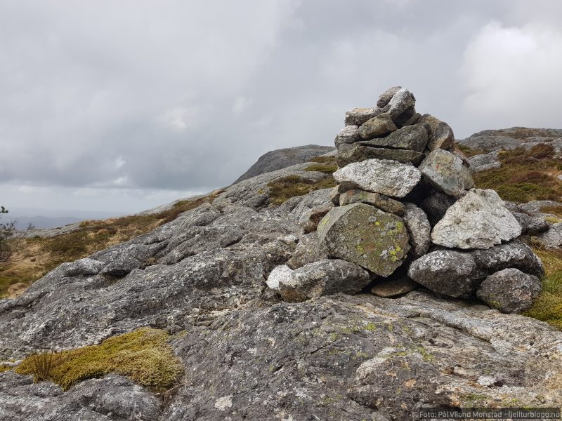 Over tregrensa viser denne varden hvor stien går ned i skogen igjen. Greit å vite på returen.