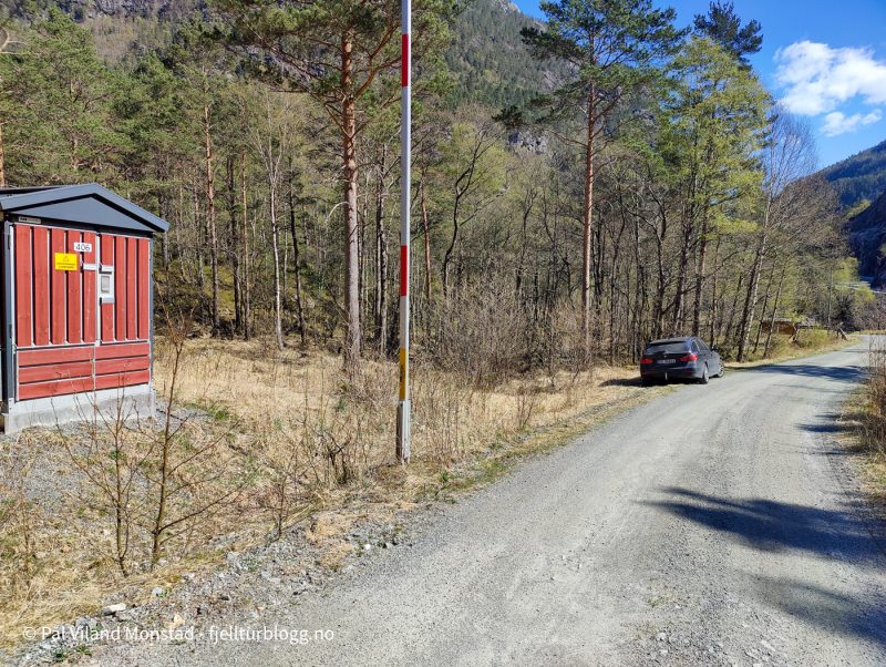 Bilen ble parkert rett inn på veien fra rv13 og mot oppdrettsanlegget.
