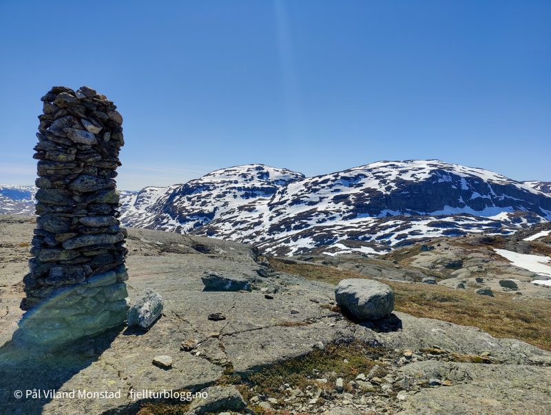 Svinstølnuten til venstre og Snønuten til høyre.