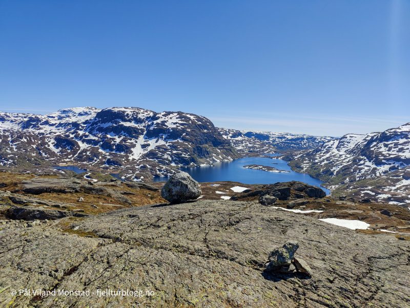 Svinstølsvatnet. Månastølsnuten til venstre. Svinstølnuten og Midtnuten til høyre.