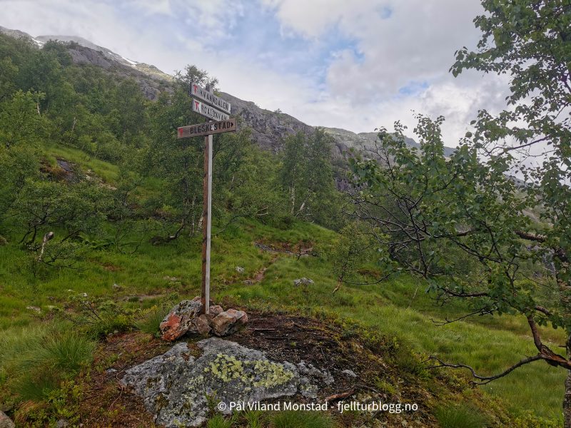 Stikryss rett etter dammen. Vi skal mot Kvanndalen.