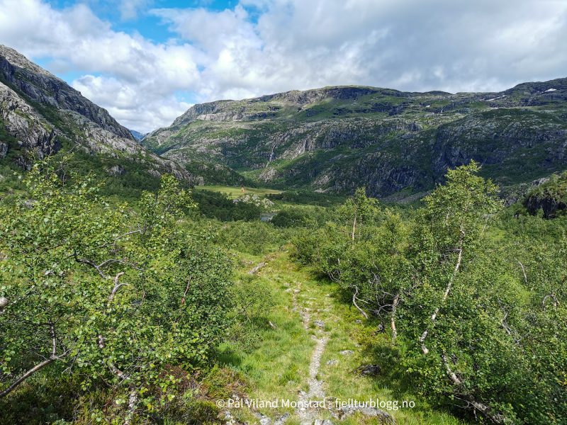 Hytta i Kvanndalen kommer til syne, der den ligger fint nede på grasmoen.
