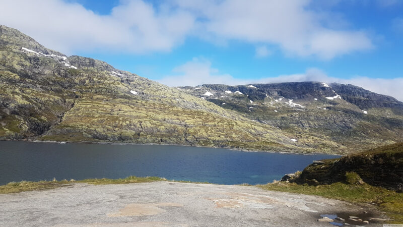 Bilen er parkert, og turen kan starte. Til høyre er massivet hvor Tindane ligger et stykke innpå platået.