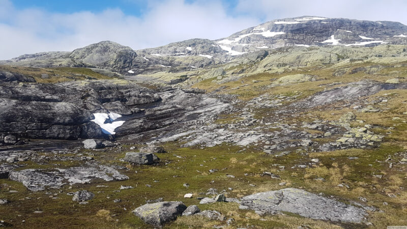 Rett fram, mellom de to små toppene her.