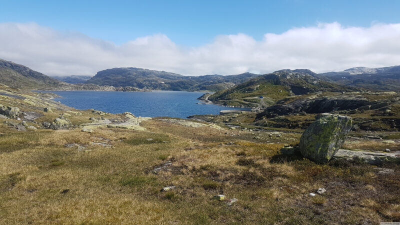 Tilbakeblikk. Noen topper i nord ligger innhyllet i skylaget.