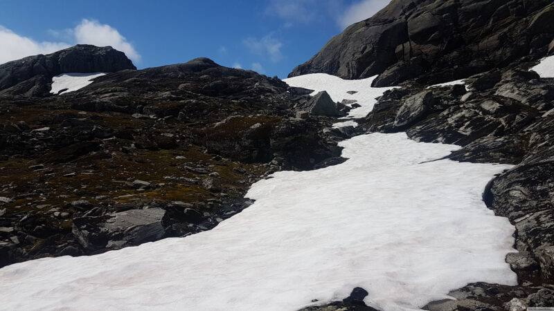 En del snø på veien.