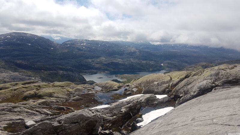 Opp hit har det vært en del klyving. Svartavatnet der nede. Skaulen ligger helt skjult i skyer i sør.