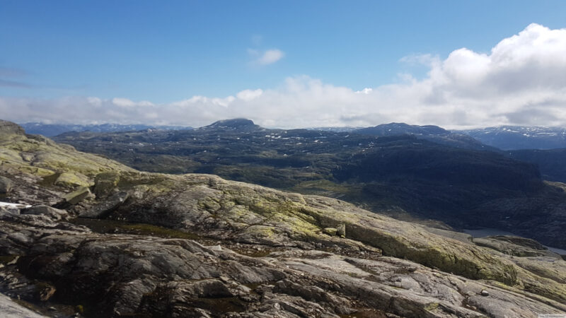 Røldalsåta var inn og ut av skydekket.