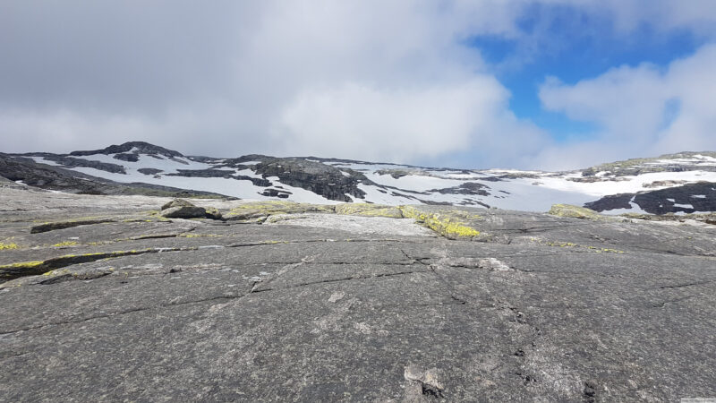 Tilbakeblikk mot toppen, nå ute av skylaget.