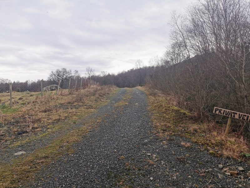 Bilen parkeres ved en sidevei langs veien mellom Falkeid og Tysværvåg/Slåttevik.