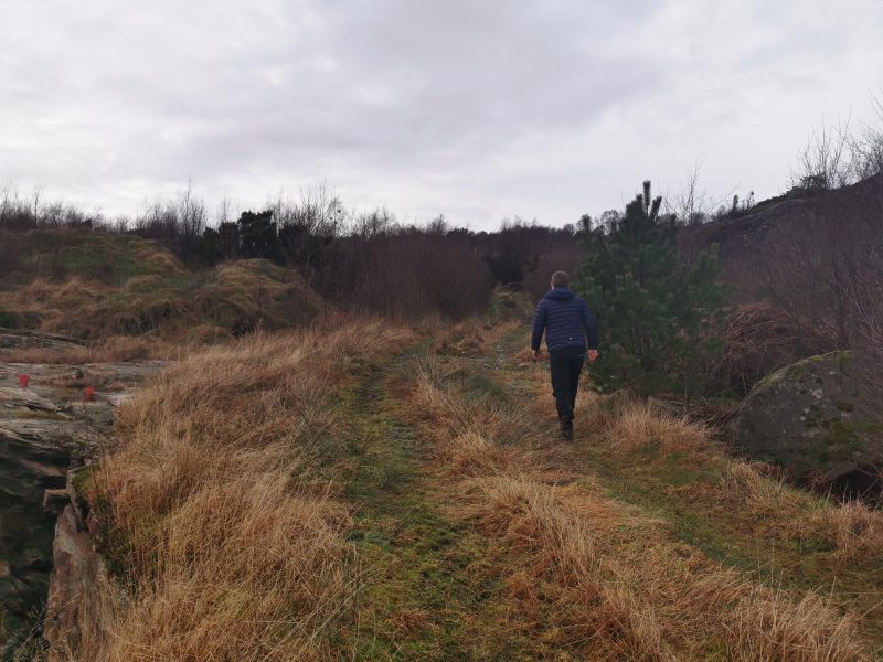 Ved høydebassenget tok vi til høyre opp en traktorvei.
