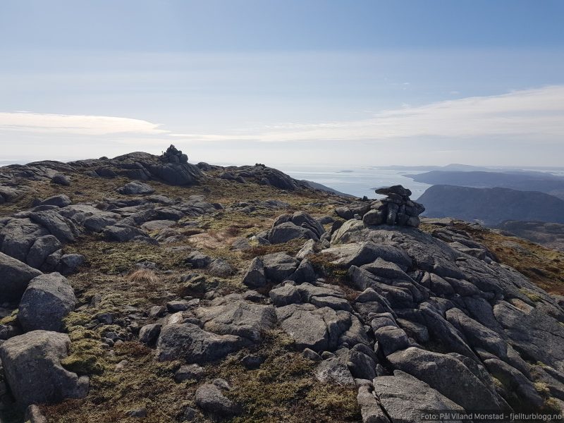 Flere småvarder bortover Gråfjellet