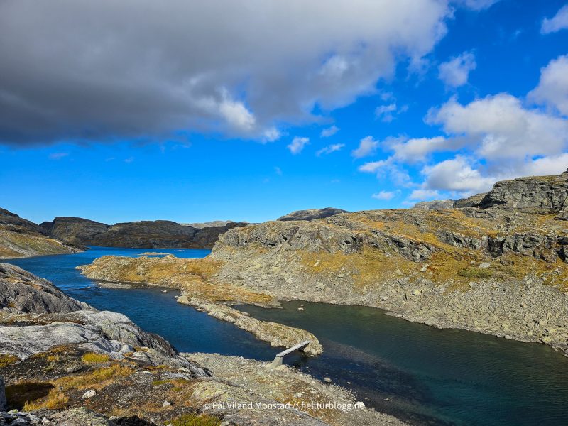 Bratt ned til broa over utløpet av Gravetjørn. Deretter langs ura på andre siden.