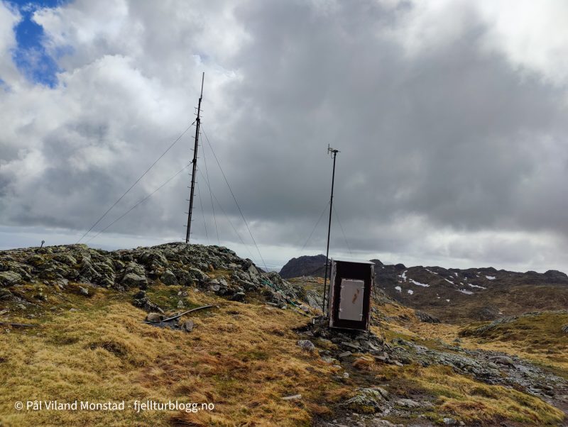 Den lille masta står på det høyeste punktet på Kattnakken, 724 moh.