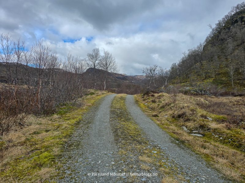 Omtrent to kilometer på grusvei i starten.
