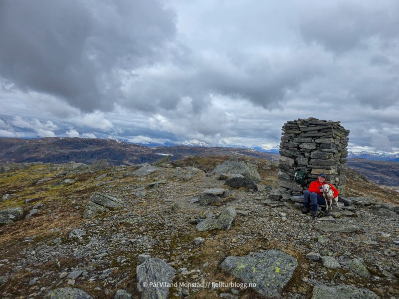 Fin firkantet varde på toppen av Nattlandsnuten, 964 moh.