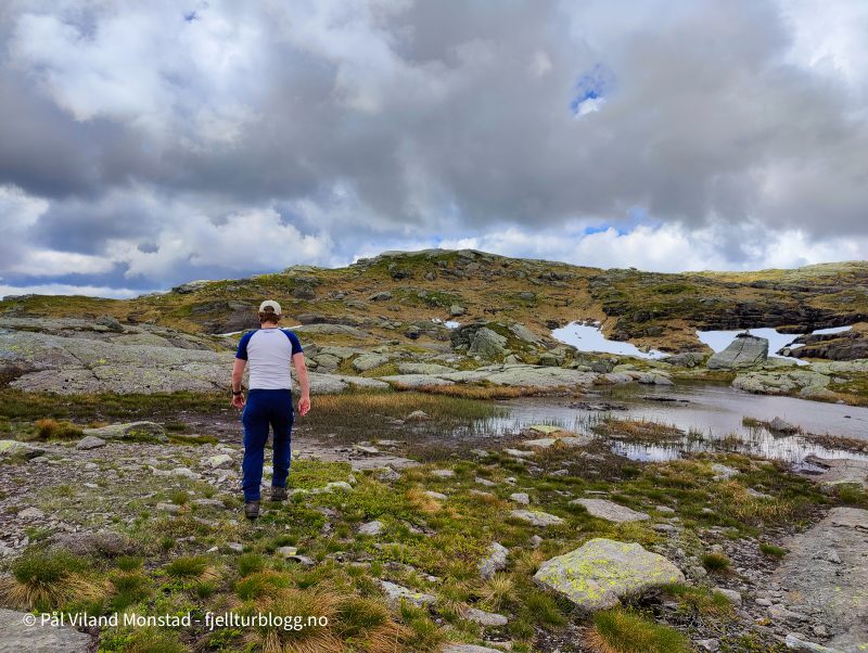 Flere småvann passeres.