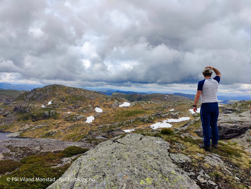 Bare å holde på hatten, for det blåste godt på toppen. Litt av Istjørna. Gjerdefjellet bak.