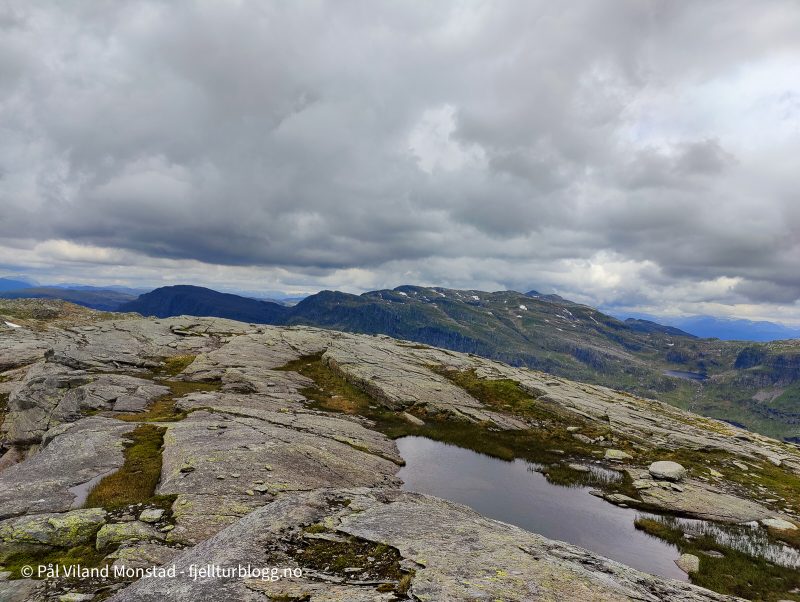 Fra toppen, 993 moh. Utsikt mot Hustveitsåta og Bjørndalsnuten.