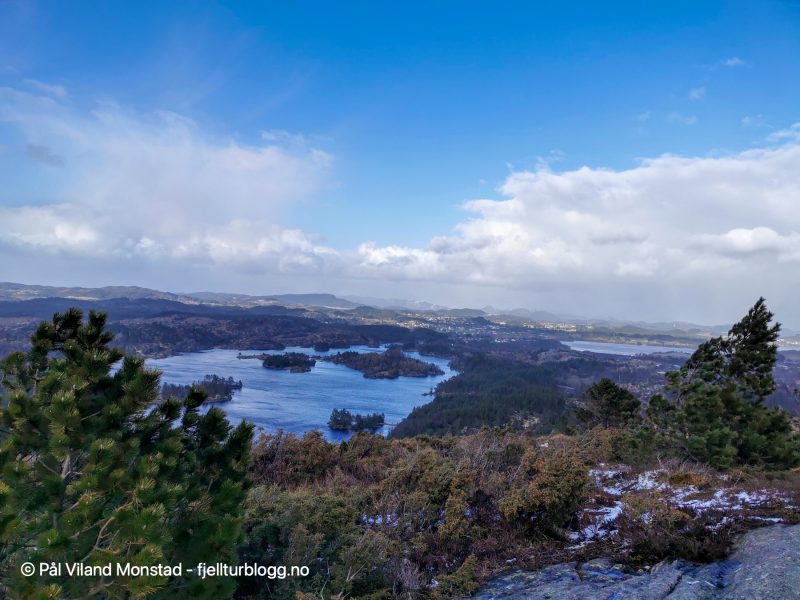 Forevatnet på nordøstsiden av toppen.