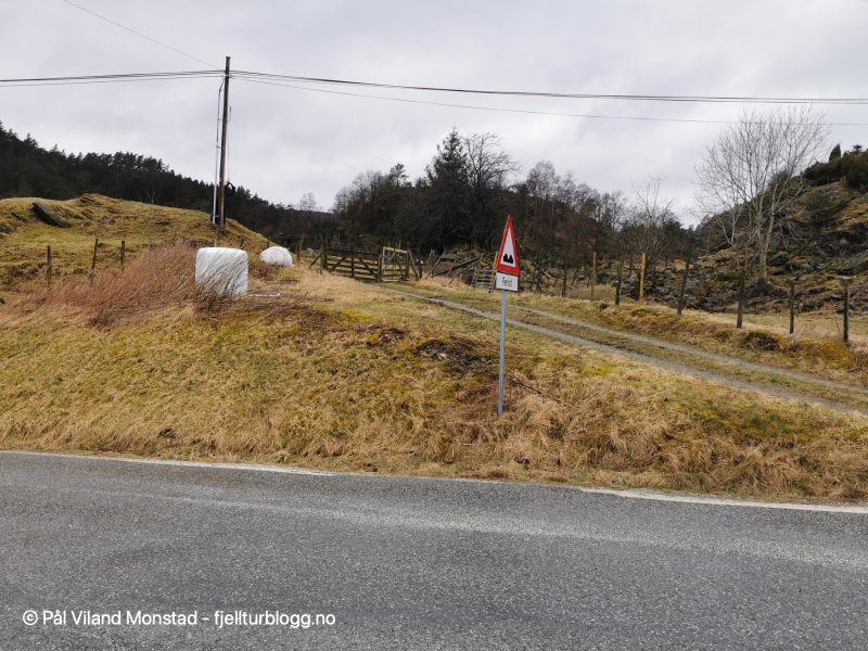 Bilen parkert ved en lomme et par hundre meter til venstre. Turen starter på denne traktorveien.