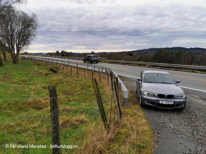 Bilen parkeres rett ved E39 og turen starter på skogsvei oppover.