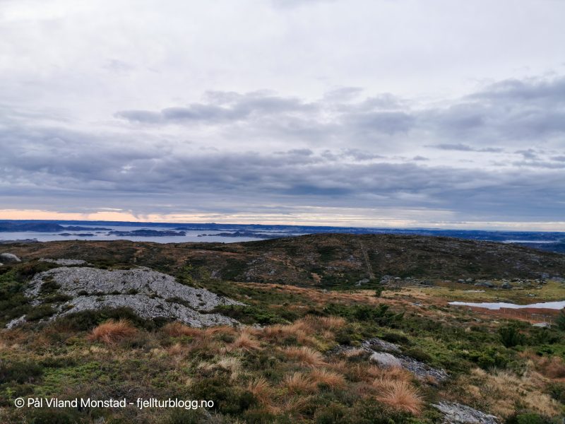 Vestover. Også her er det flotte steingarder i terrenget.