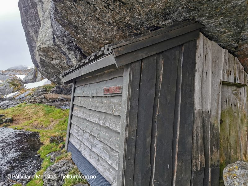 Lita bu under fjellet. Sellandstølen.