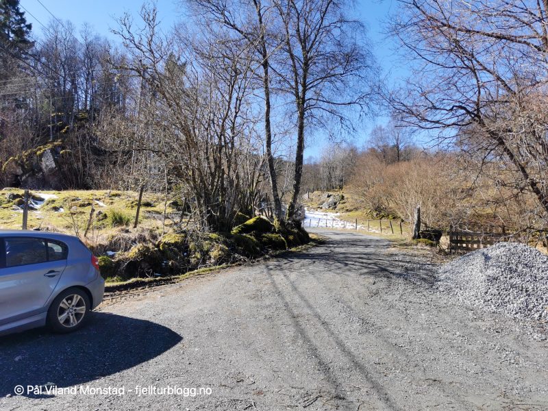 Bilen ble parkert ved veien, rett før parkeringen til badeplassen i Selsåsvika.