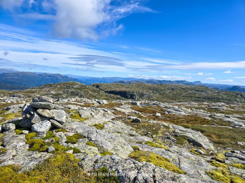 Toppen av Skardsheia 947 moh. Ikke veldig stor varde.