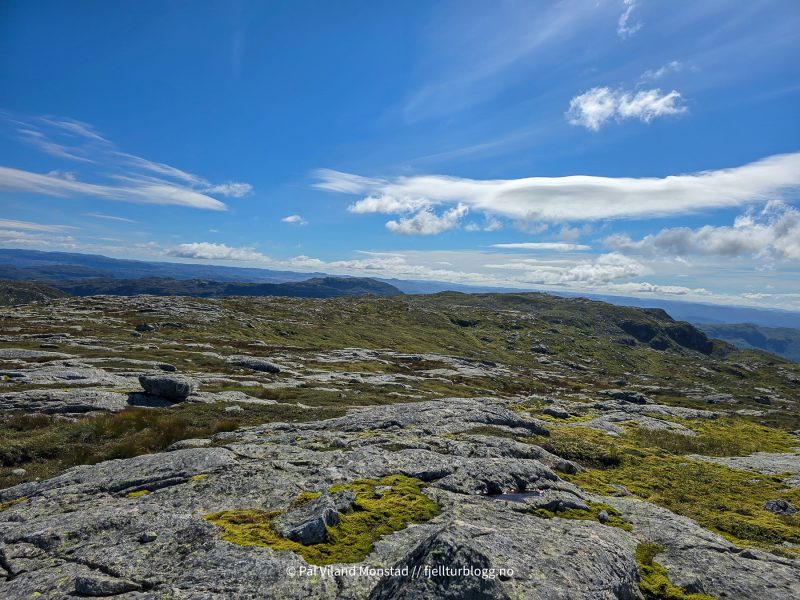 En større varde står lenger vest, dog 10 meter lavere.