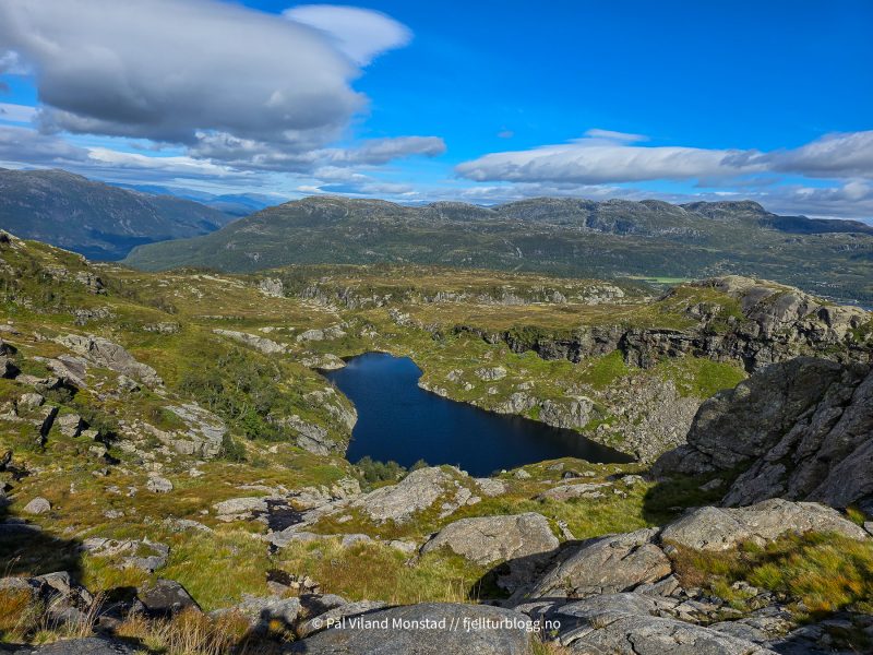 På toppen ser det ikke veldig farbart ut ned mot Lundeskartjørna.