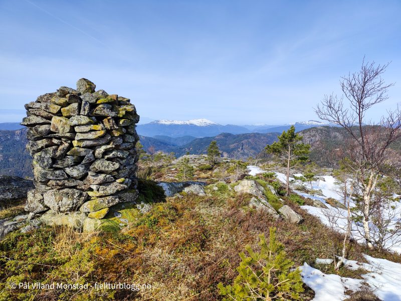 Varden på Skute, 491 moh. Grytenuten i bakgrunnen.