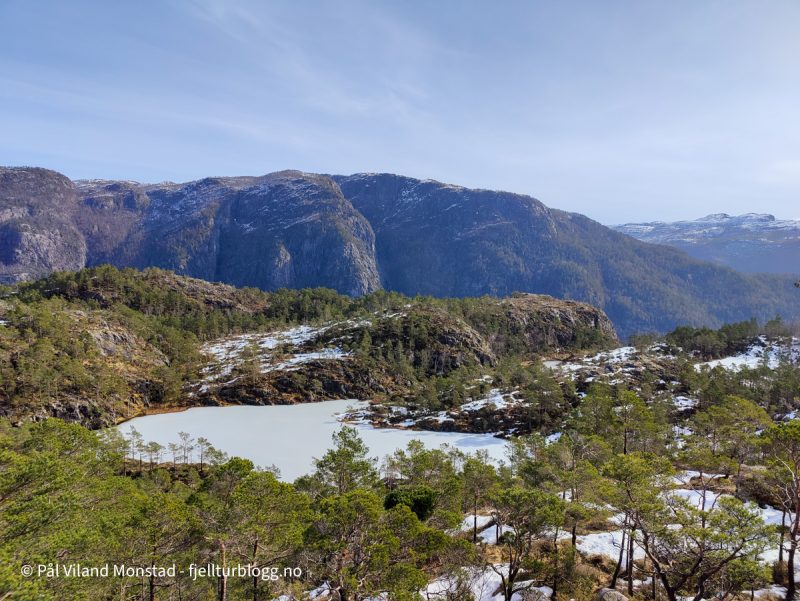 På andre siden av Tyssefjorden ligger Skipet.