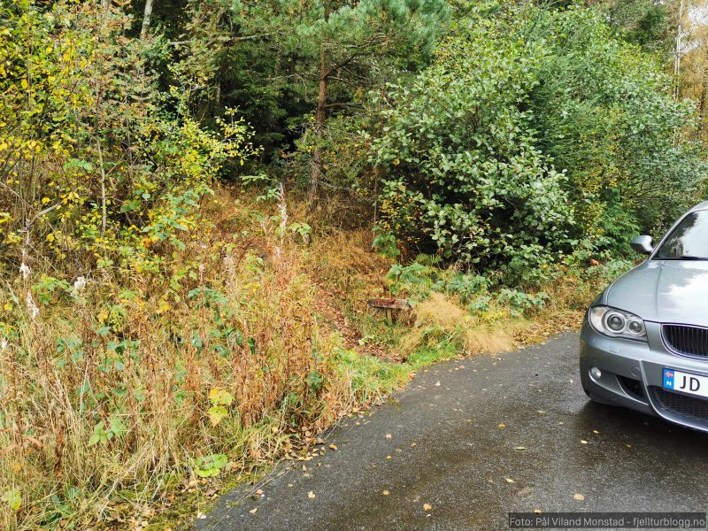 Bilen er parkert øverst i Øvrehagen og turen starter på stien som er merket "tursti".