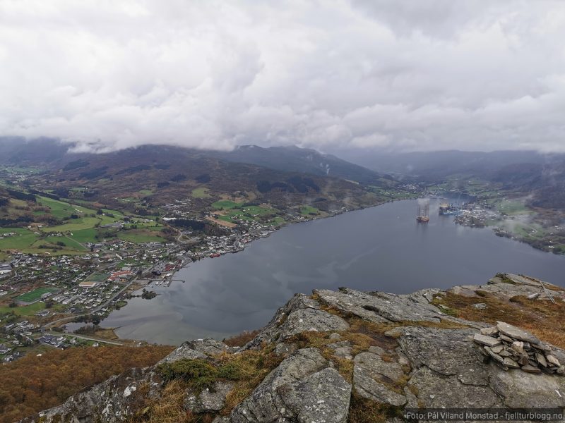 Ølen og Ølensvåg etter at skylaget forsvant igjen.