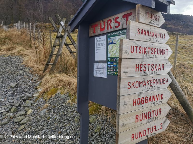Utgangspunkt for flere merkede turer. Bare turens første mål er på tavla.