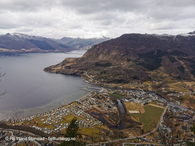 Rett for toppen er det et flott utsiktspunkt med utsikt over Vikedal.