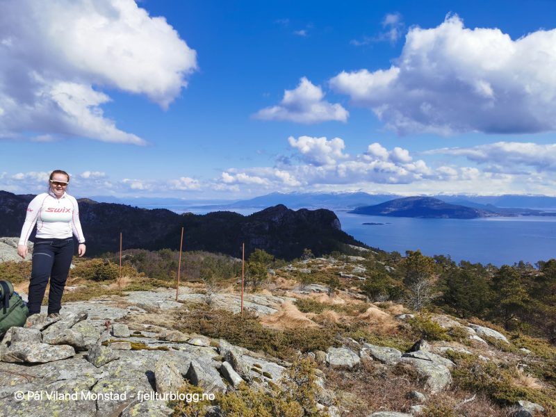 Utsikt mot Borgundøy i bakgrunnen.