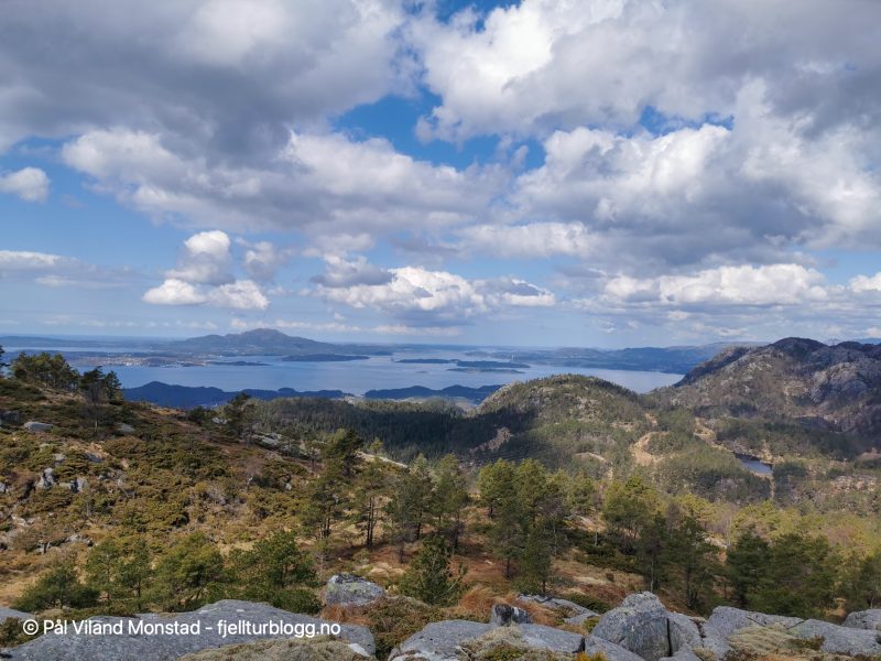 Mot Bømlo, Siggjo. Stord til høyre.
