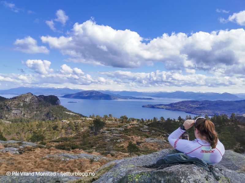På andre siden av Ålfjorden ligger Bjoa. Rett fram Borgundøy.