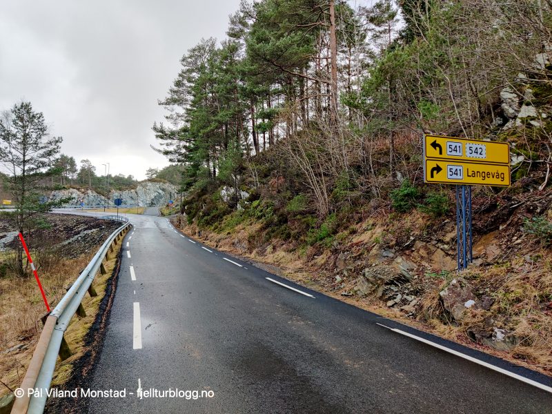 Jeg parkerte bilen på ei lomme rett i nærheten. Stien startet til høyre rett etter skiltet her.