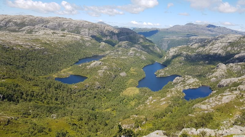 Enda litt høyere oppe i Fagerdalsbakkane, med utsikt over fra høyre til venstre: Skoratjørna, Strandavatnet, Nedra Løyningstjørna og Nedra Løyningsvatnet.