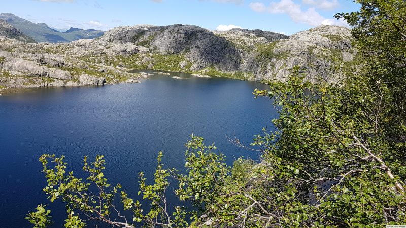 Vannet sett fra høyden i sør. Vanskelig terreng å gå i her.