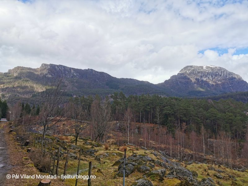 Der var vi tidligere i dag, på Dyranibba til venstre. Akslandsnuten til høyre.