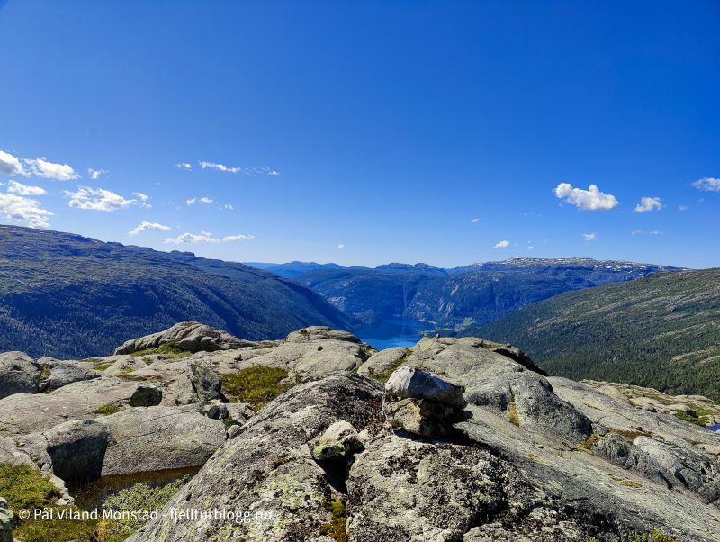Inmgen varde, kun en stein på toppen. Utsikt mot Suldalsvatnet.