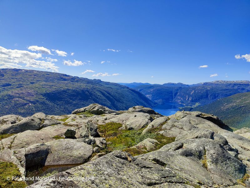 Vest mot Suldalsvatnet.