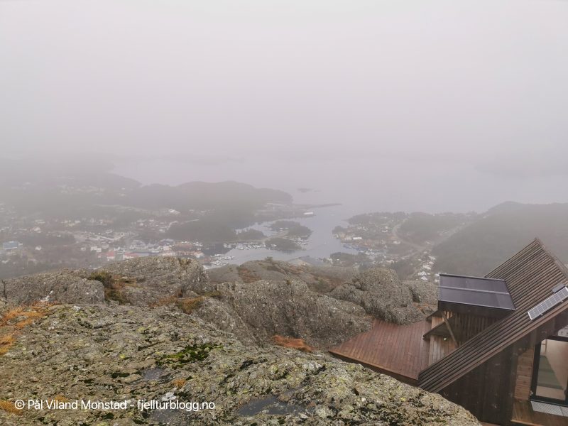 Lavt skydekke kommer sigende inn, men mulig å se ned til Sagvåg.