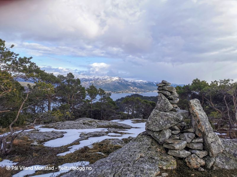 Vardafjellet har selvsagt en varde! Utsikt mot Dommersnes på østsiden av Ålfjorden.