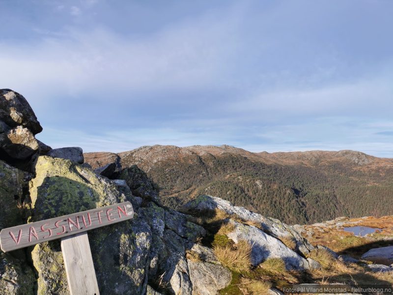 Fra toppen med utsikt mot Ulserhaug.